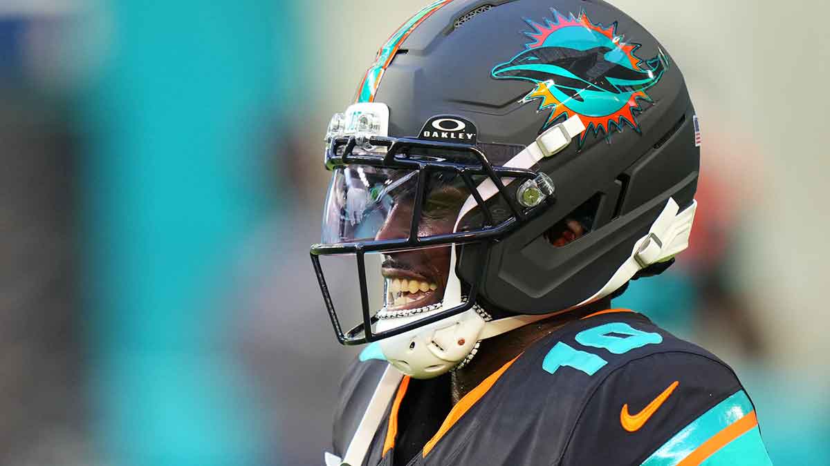 Miami Dolphins wide receiver Tyreek Hill (10) practices before the game against the New York Jets at Hard Rock Stadium.