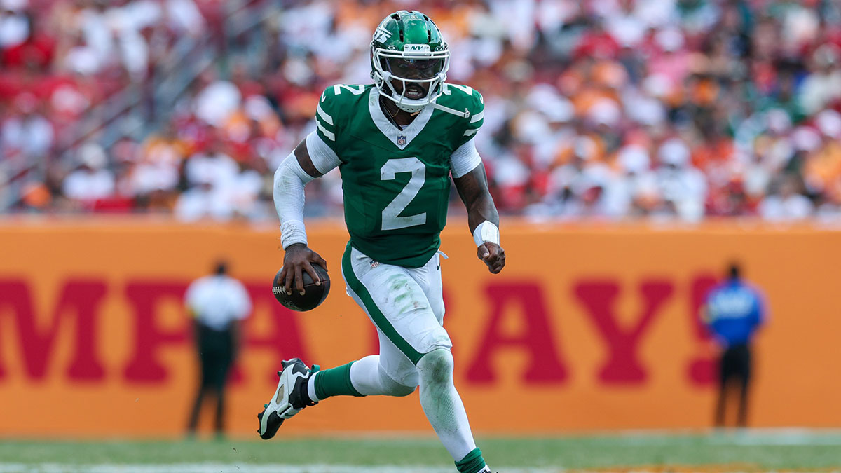 New York Jets quarterback Tyrod Taylor (2) runs with the ball against the Tampa Bay Buccaneers in the fourth quarter at Raymond James Stadium