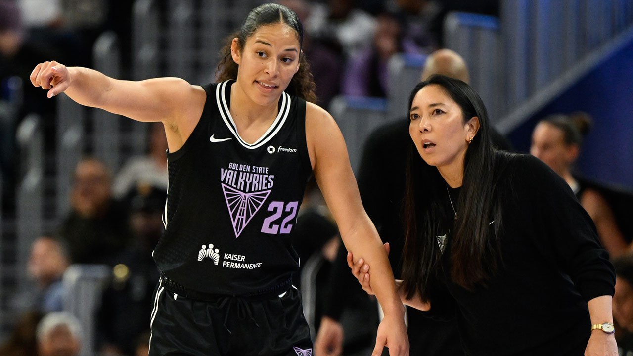 Golden State Valkyries head coach Natalie Nakase talks to guard Veronica Burton (22) in the third quarter at Chase Center. 