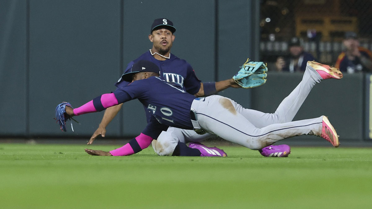 Seattle Mariners right fielder Victor Robles (10) makes a diving catch during the ninth inning against the Houston Astros at Daikin Park.