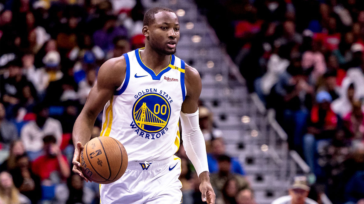 Golden State Warriors forward Jonathan Kuminga (00) brings the ball up court against the New Orleans Pelicans during second half at Smoothie King Center.