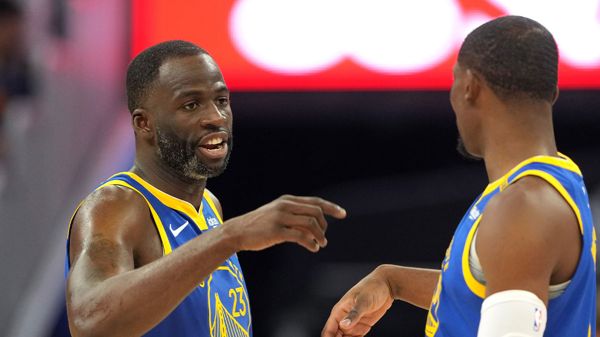 Warriors forward Draymond Green (23) talks with forward Jonathan Kuminga (right) during the third quarter against the Los Angeles Lakers at Chase Center