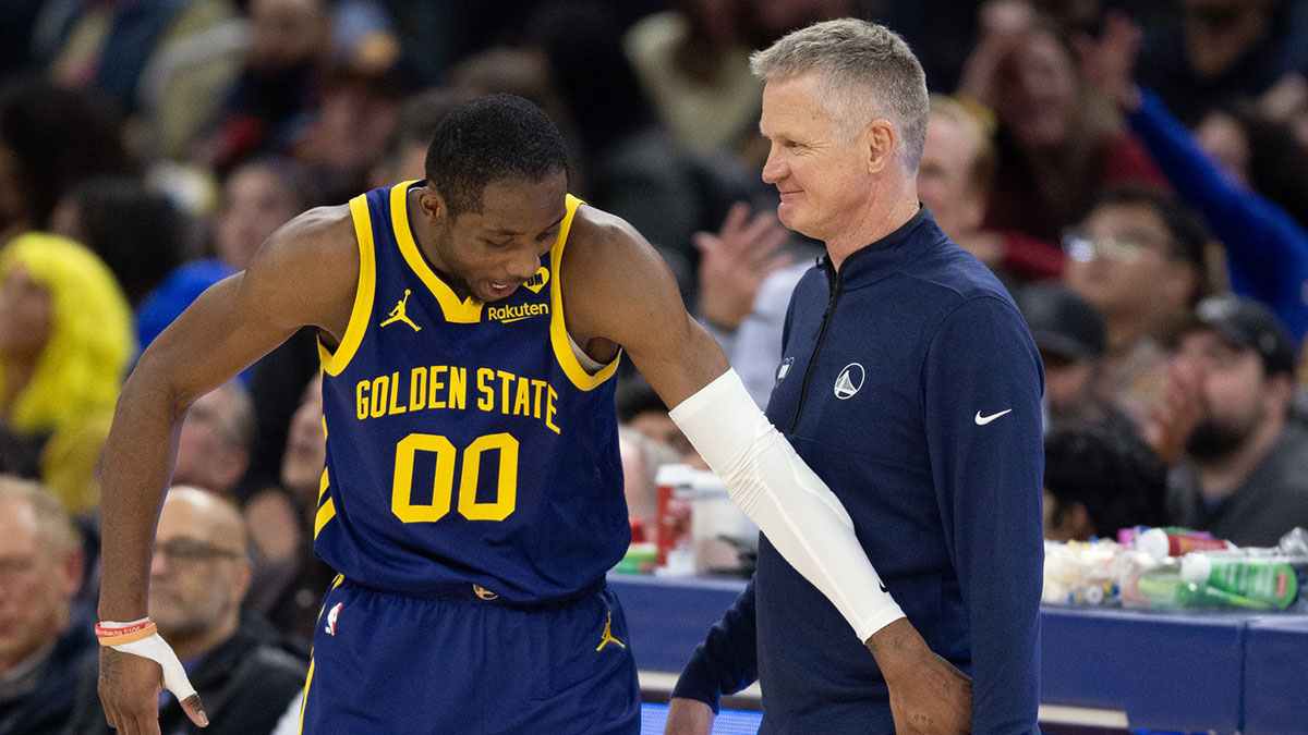 Warriors forward Jonathan Kuminga (00) reacts after a foul with head coach Steve Kerr against the Sacramento Kings during the second quarter at Chase Center