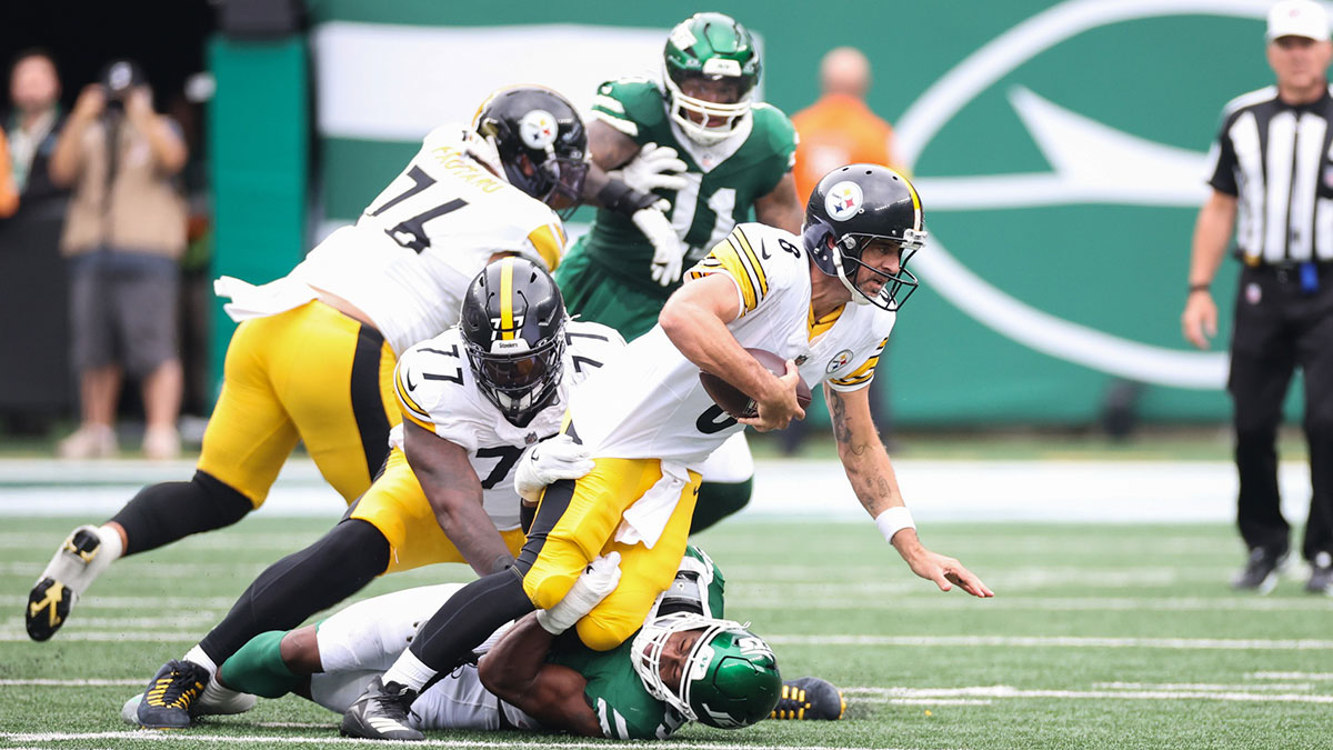 Pittsburgh Steelers quarterback Aaron Rodgers (8) Is tackled by New York Jets defensive end Will McDonald IV (9) during the second quarter at MetLife Stadium.