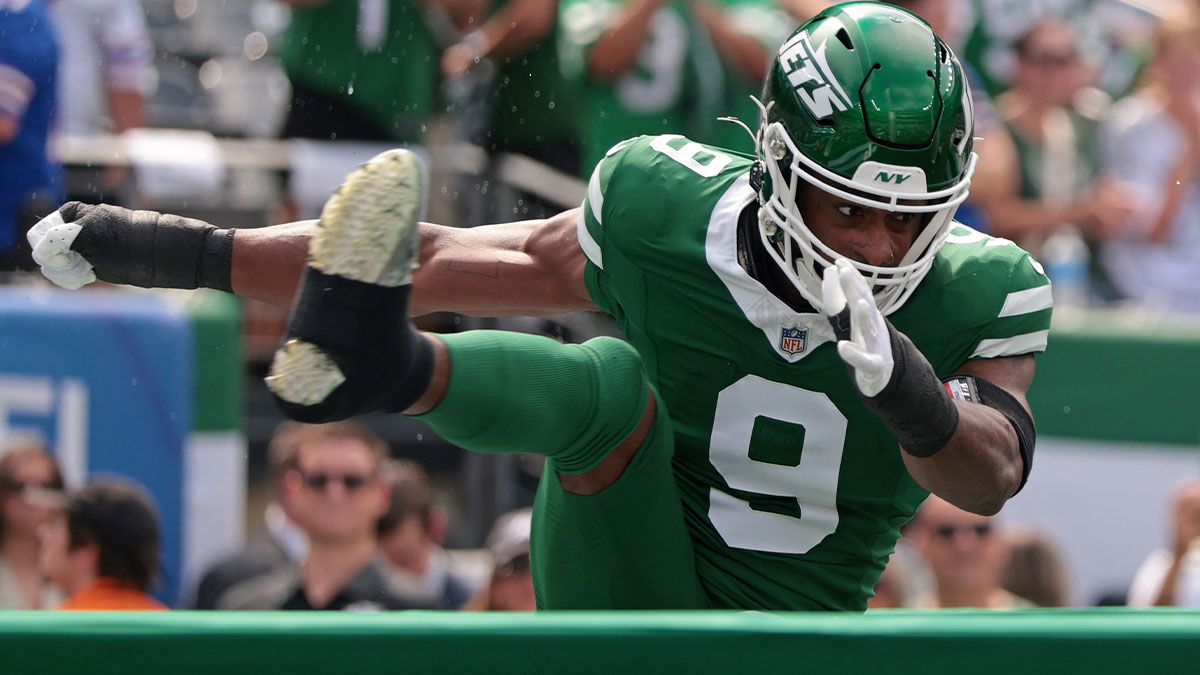 New York Jets defensive end Will McDonald IV (9) takes the field before the game against the Buffalo Bills at MetLife Stadium.