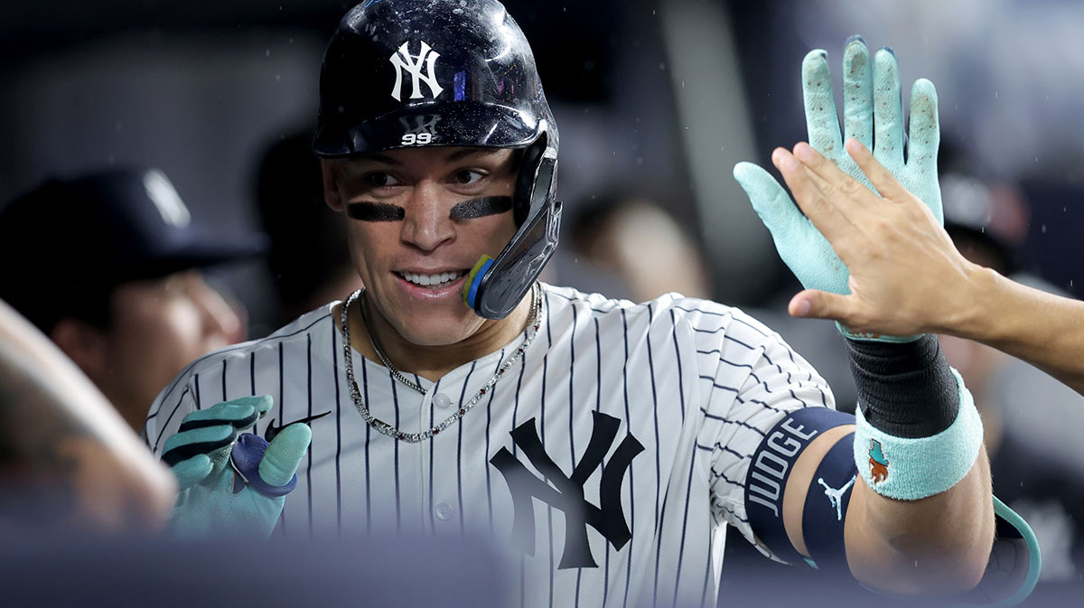  New York Yankees right fielder Aaron Judge (99) celebrates his solo home run against the Chicago White Sox with teammates in the dugout during the eighth inning at Yankee Stadium. Mandatory Credit: Brad Penner-Imagn Images
