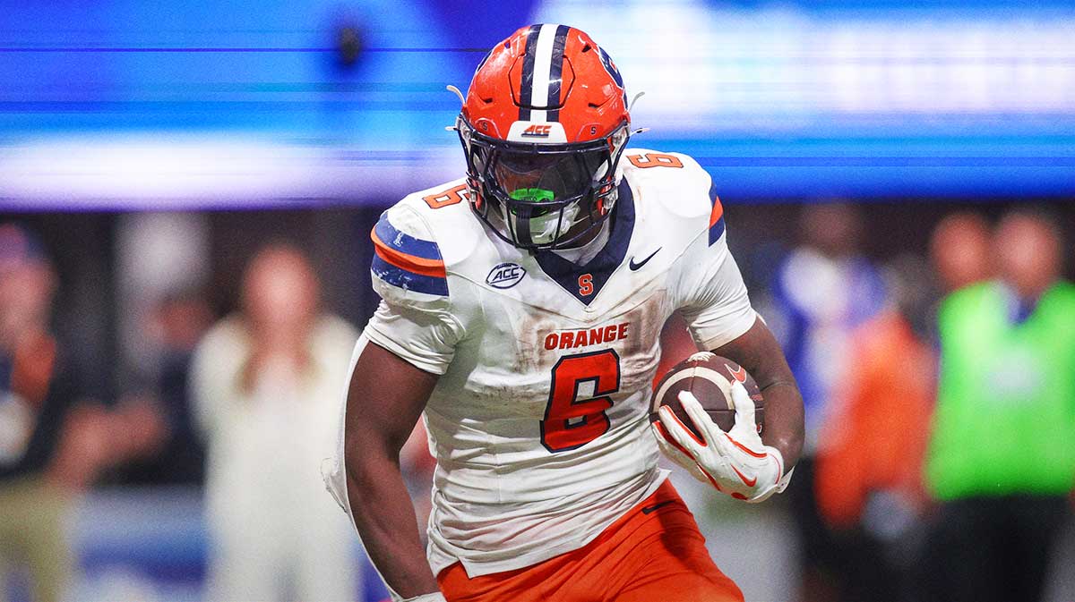 Syracuse Orange running back Yasin Willis (6) runs the ball for a touchdown against the Tennessee Volunteers in the fourth quarter at Mercedes-Benz Stadium. 