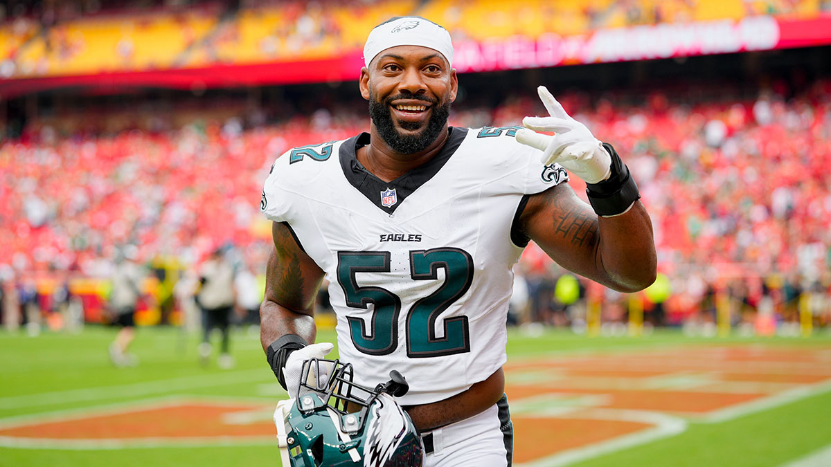 Philadelphia Eagles defensive end Za'Darius Smith (52) guestures to fans prior to the game against the Kansas City Chiefs at GEHA Field at Arrowhead Stadium.