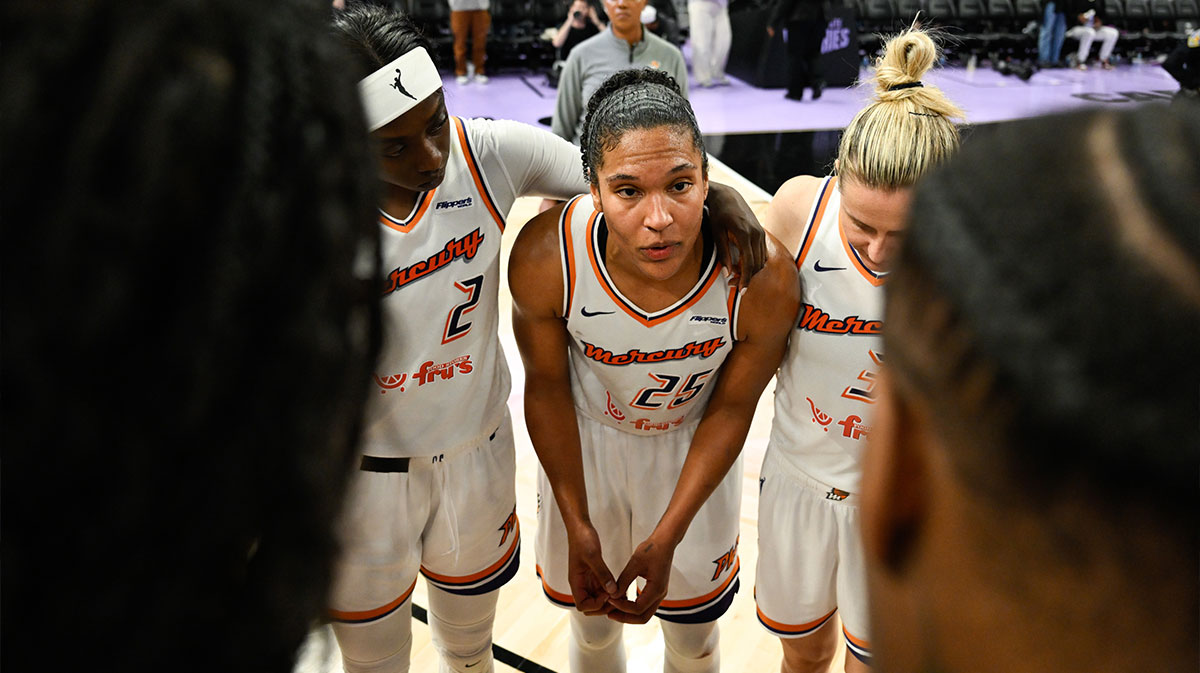 Phoenix Mercury forward Alyssa Thomas (25) talks to her teammates after their win over the Golden State Valkyries at Chase Center.