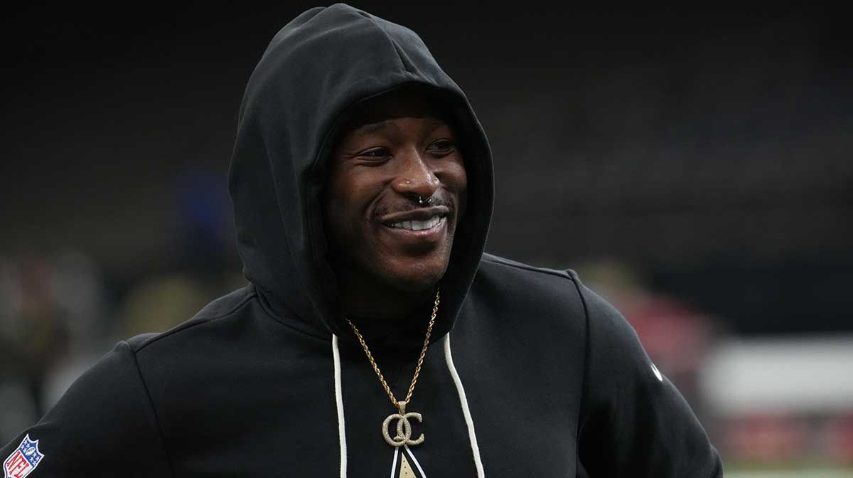 New Orleans Saints running back Alvin Kamara (41) warms up before a game against the Tampa Bay Buccaneers at Caesars Superdome. 
