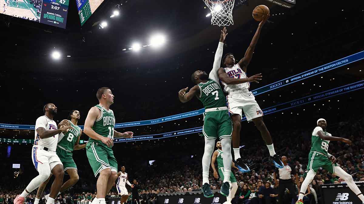 Philadelphia 76ers guard VJ Edgecombe (77) goes to the basket against Boston Celtics guard Jaylen Brown (7) during the second quarter at TD Garden