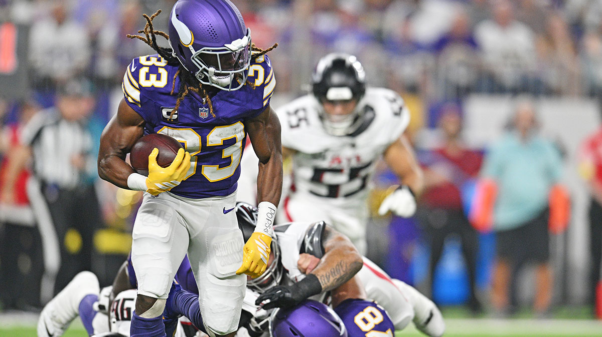 Minnesota Vikings running back Aaron Jones Sr. (33) runs the ball during the first half against the Atlanta Falcons at U.S. Bank Stadium.