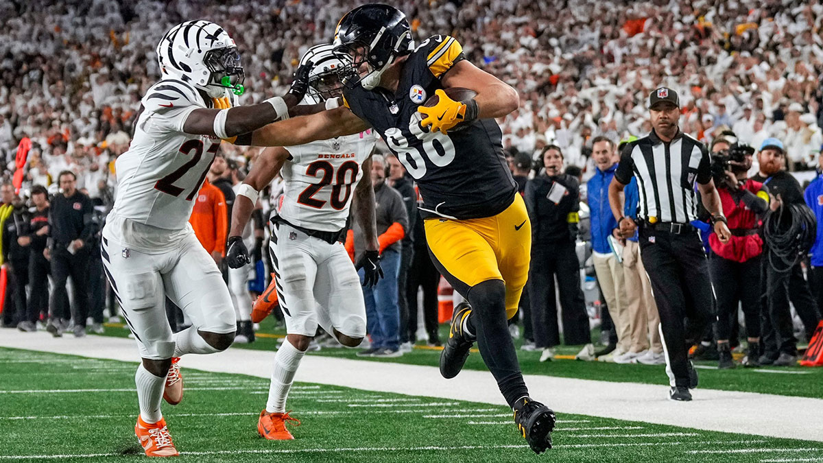 Pittsburgh Steelers tight end Pat Freiermuth (88) breaks into the end zone for a go-ahed touchdown late in the fourth quarter of the NFL Week 7 game between the Cincinnati Bengals and the Pittsburgh Steelers at Paycor Stadium in downtown Cincinnati on Thursday, Oct. 16, 2025. The Bengals won, 33-31.