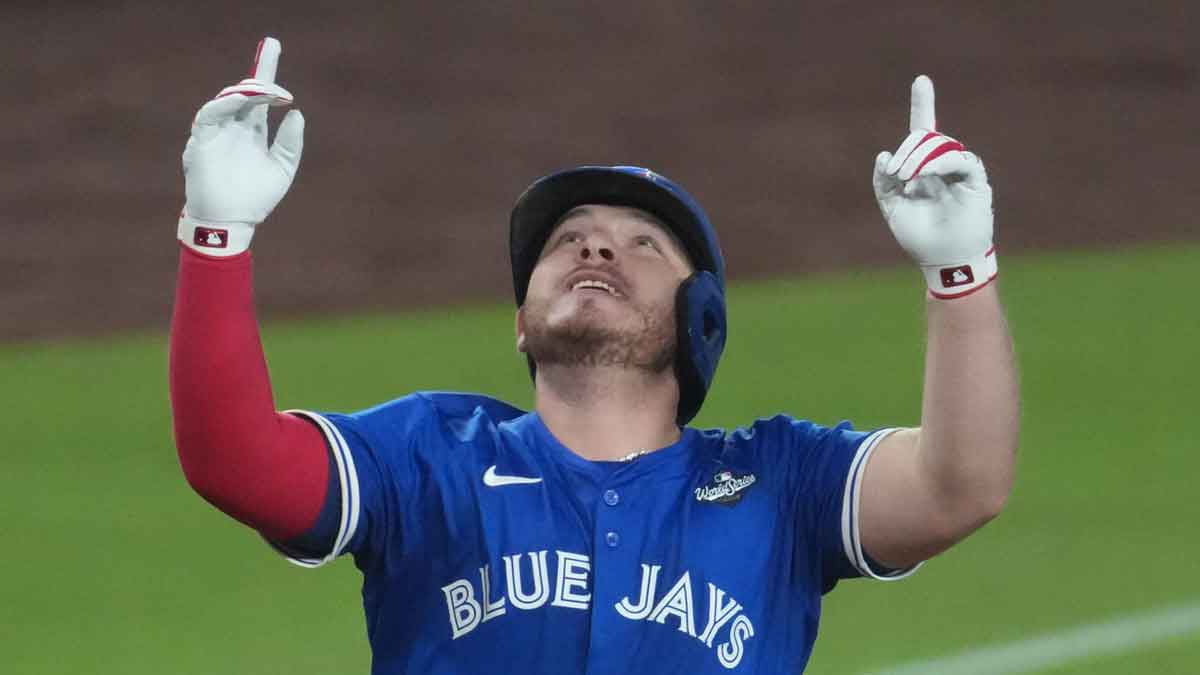 Alejandro Kirk picks off Shohei Ohtani to help force World Series extra innings