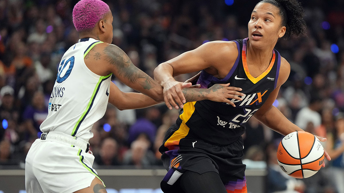 Phoenix Mercury forward Alyssa Thomas (25) drives the ball as Minnesota Lynx guard Courtney Williams (10) defends during game three of the second round for the 2025 WNBA Playoffs at PHX Arena.