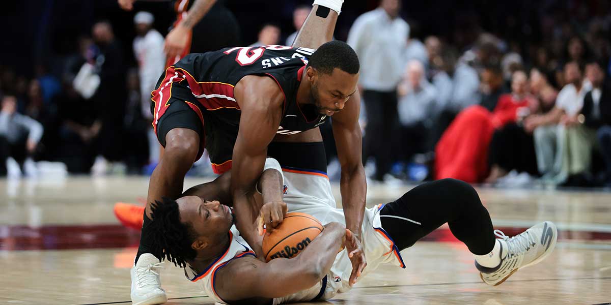 New York Knicks forward OG Anunoby (8) and Miami Heat forward Andrew Wiggins (22) battle for the ball during the second quarter at Kaseya Center.
