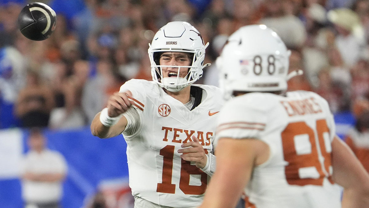 Texas’ Archie Manning passes the ball to Jack Endries against Kentucky Saturday night at Kroger Field. Oct. 18, 2025
