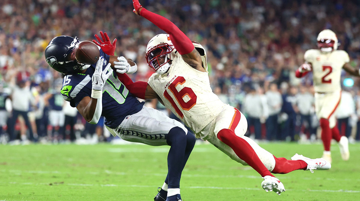 Seattle Seahawks wide receiver Tory Horton (15) cannot make a catch against Arizona Cardinals cornerback Max Melton (16) in the second quarter at State Farm Stadium.