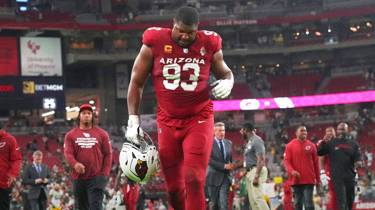 Arizona Cardinals defensive lineman Calais Campbell (93) walks off the field after their 27-23 loss to the Green Bay Packers at State Farm Stadium in Glendale on Oct. 19, 2025.