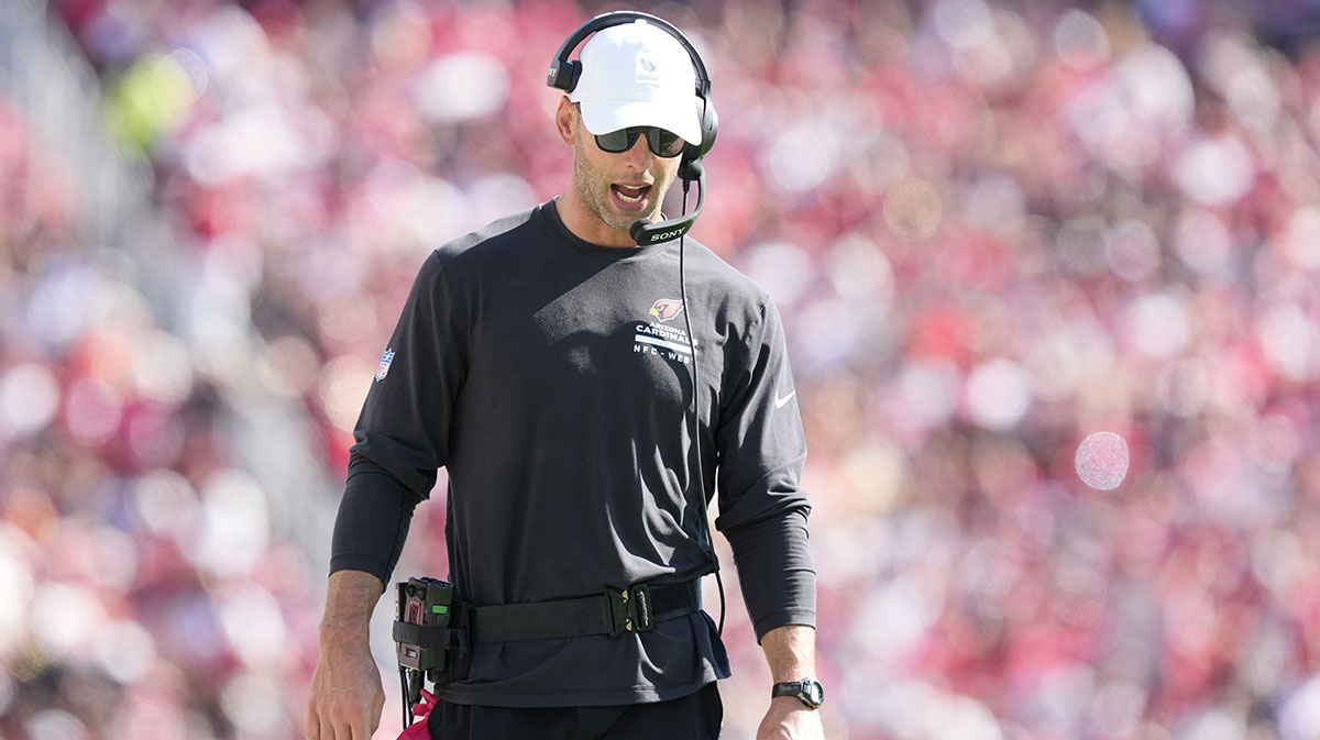 Arizona Cardinals head coach Jonathan Gannon on the sidelines against the San Francisco 49ers during the second half at Levi's Stadium.