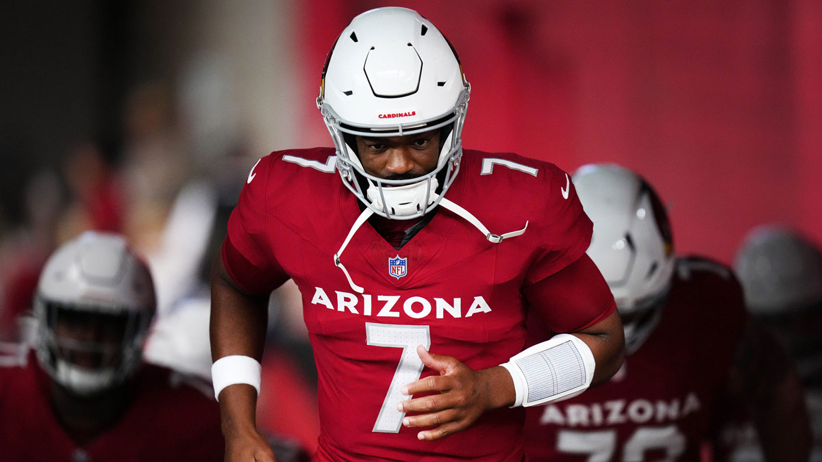 Arizona Cardinals quarterback Jacoby Brissett (7) takes the field before they play against the Green Bay Packers