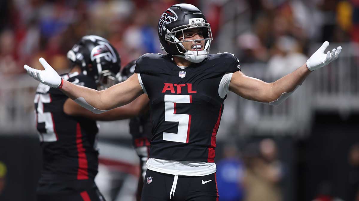 Atlanta Falcons wide receiver Drake London (5) celebrates during the first half against the Washington Commanders at Mercedes-Benz Stadium.