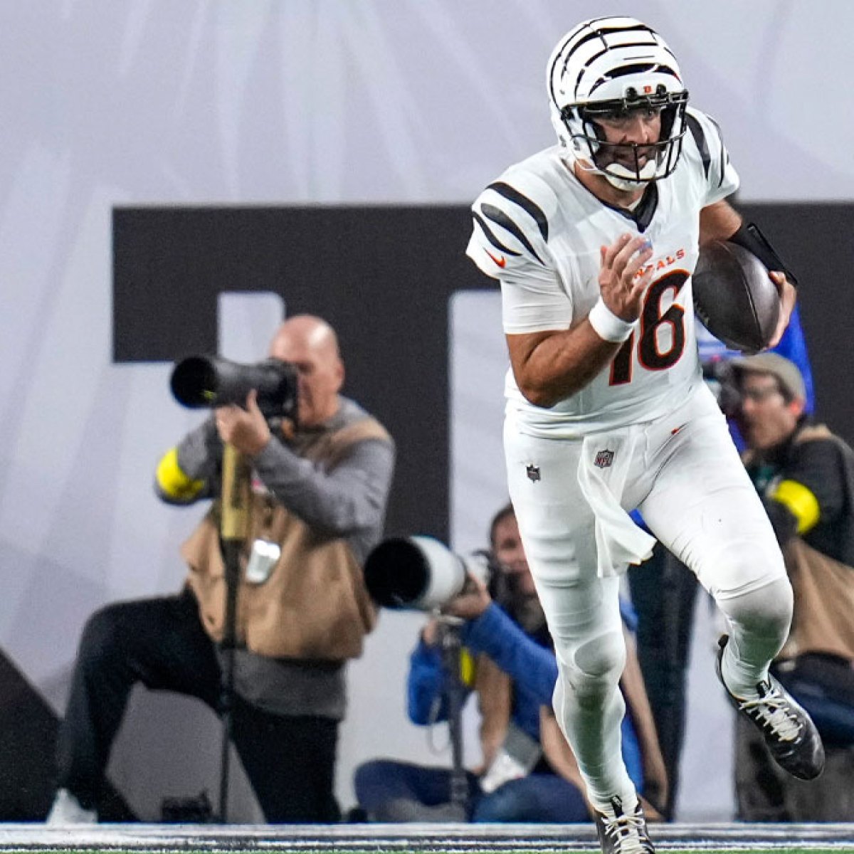 NFL news: Aaron Rodgers-Joe Flacco moment after crazy TNF is pure nostalgia