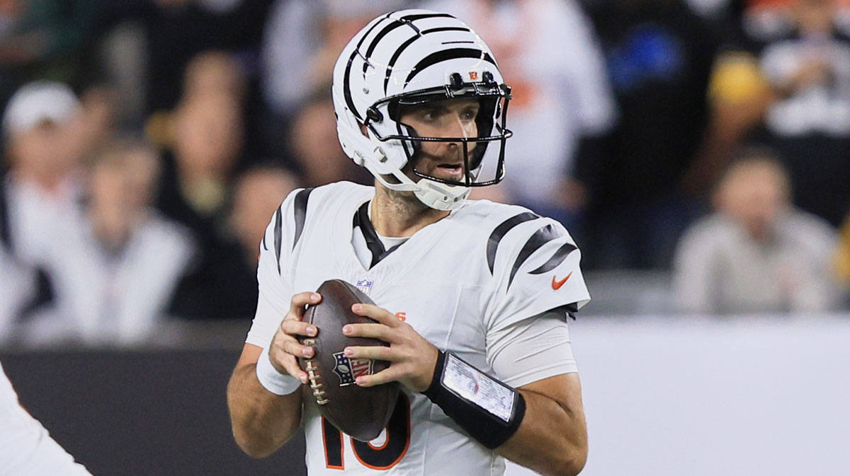Cincinnati Bengals quarterback Joe Flacco (16) looks to throw the ball against the Pittsburgh Steelers during the first quarter at Paycor Stadium.