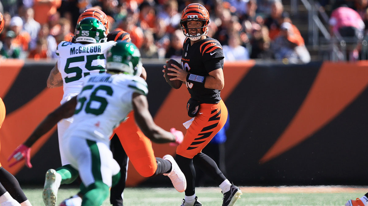 Cincinnati Bengals quarterback Joe Flacco (16) looks to pass the ball during the game against the New York Jets during the first quarter at Paycor Stadium.