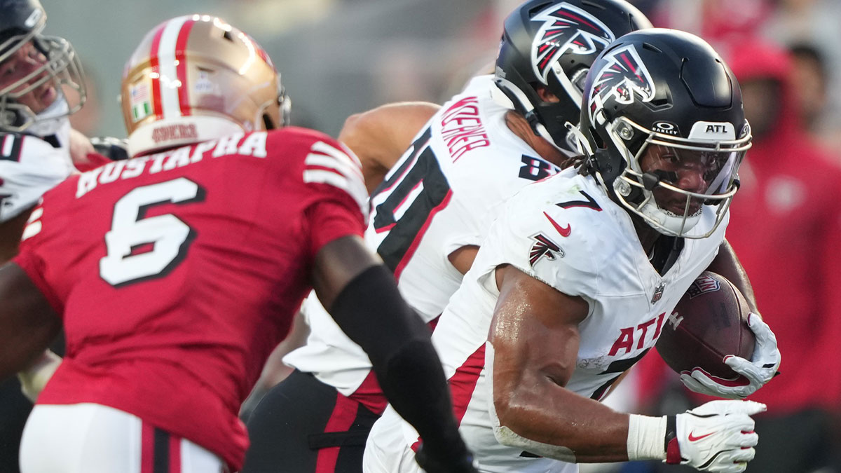 Atlanta Falcons running back Bijan Robinson (7) runs the ball past San Francisco 49ers safety Malik Mustapha (6) during the second quarter at Levi's Stadium.