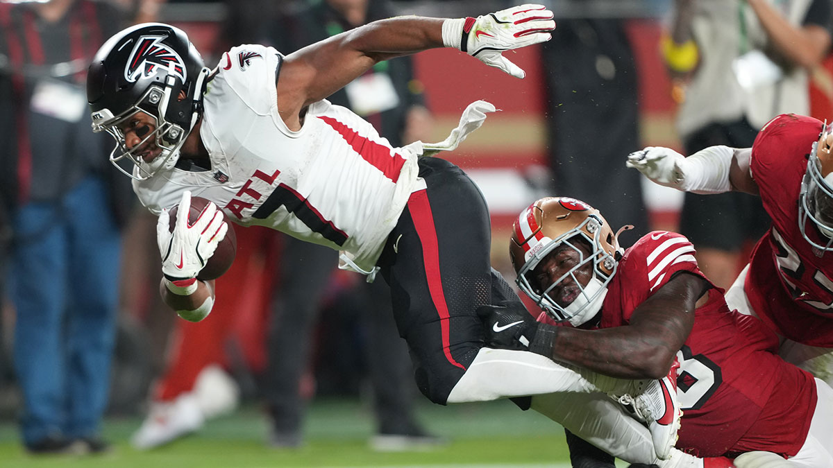 Atlanta Falcons running back Bijan Robinson (7) scores a touchdown past San Francisco 49ers linebacker Tatum Bethune (48) during the third quarter at Levi's Stadium.