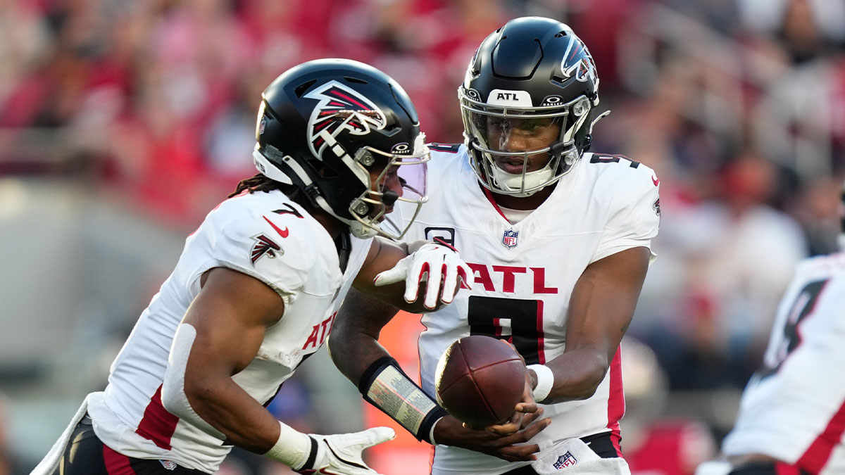 Atlanta Falcons quarterback Michael Penix Jr. (9) hands the ball off to Atlanta Falcons running back Bijan Robinson (7) during the first quarter against the San Francisco 49ers at Levi's Stadium.