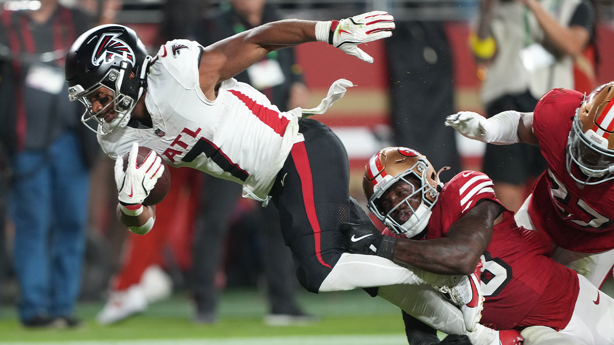 Atlanta Falcons running back Bijan Robinson (7) scores a touchdown past San Francisco 49ers linebacker Tatum Bethune (48) during the third quarter at Levi's Stadium.