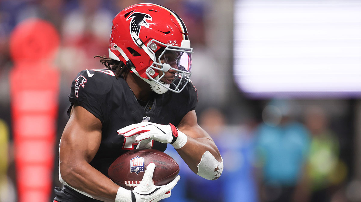 Atlanta Falcons running back Bijan Robinson (7) carries the ball against the Buffalo Bills during the first half of a game at Mercedes-Benz Stadium