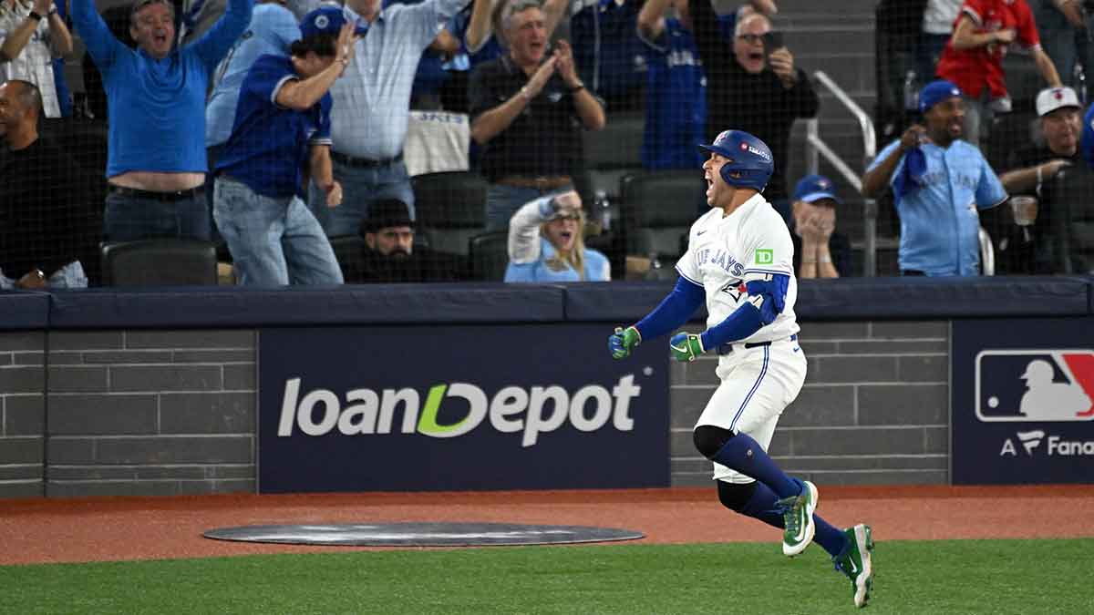 Blue Jays’ clutch home-run streak at Rogers Centre reaches legendary status
