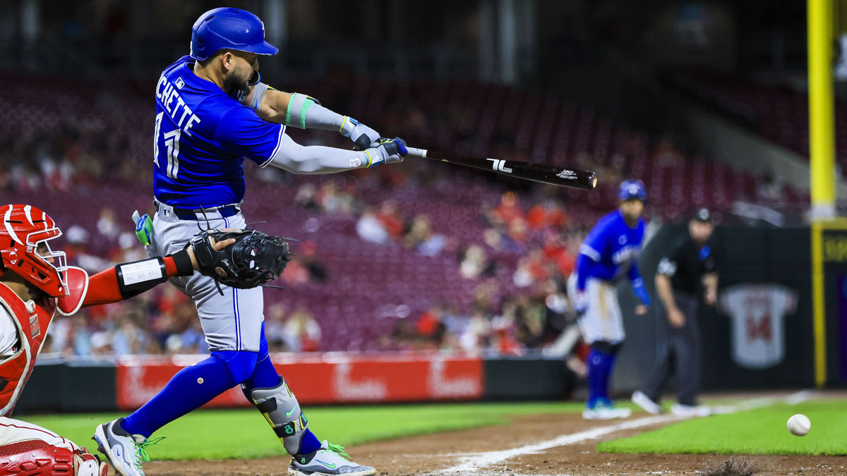 Toronto Blue Jays shortstop Bo Bichette (11) hits a fielder’s choice RBI in the eighth inning against the Cincinnati Reds at Great American Ball Park.