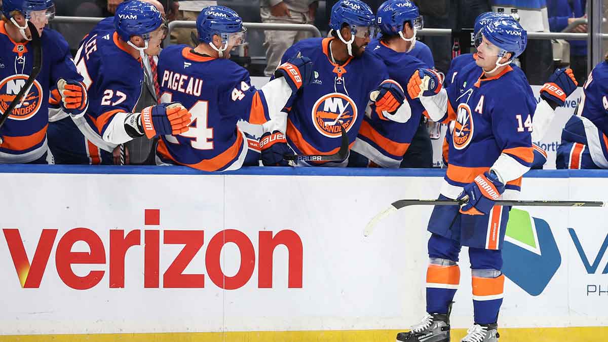 Bo Horvat’s hat trick earns Islanders star 1st Iron Man helmet
