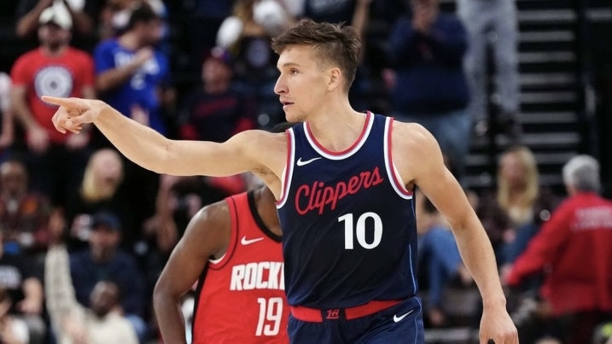 LA Clippers guard Bogdan Bogdanovic (10) celebrates after a three-point basket in the second half against the Houston Rockets at the Intuit Dome.