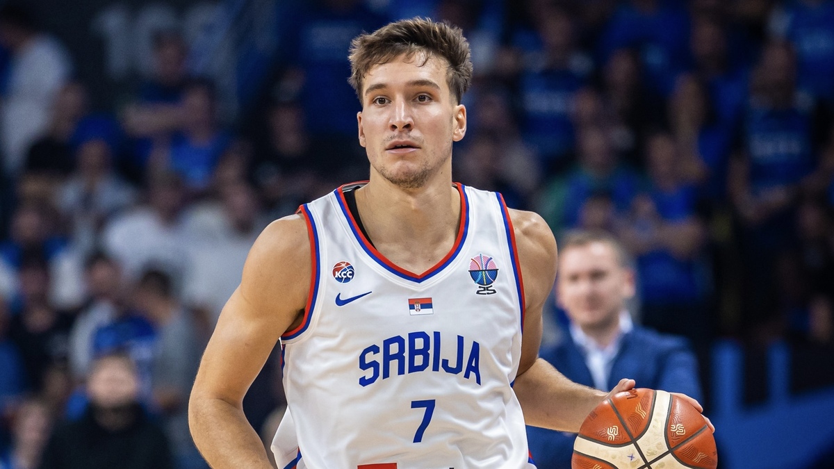 Bogdan Bogdanovic dribbing up the court during EuroBasket game between Serbia and Estonia