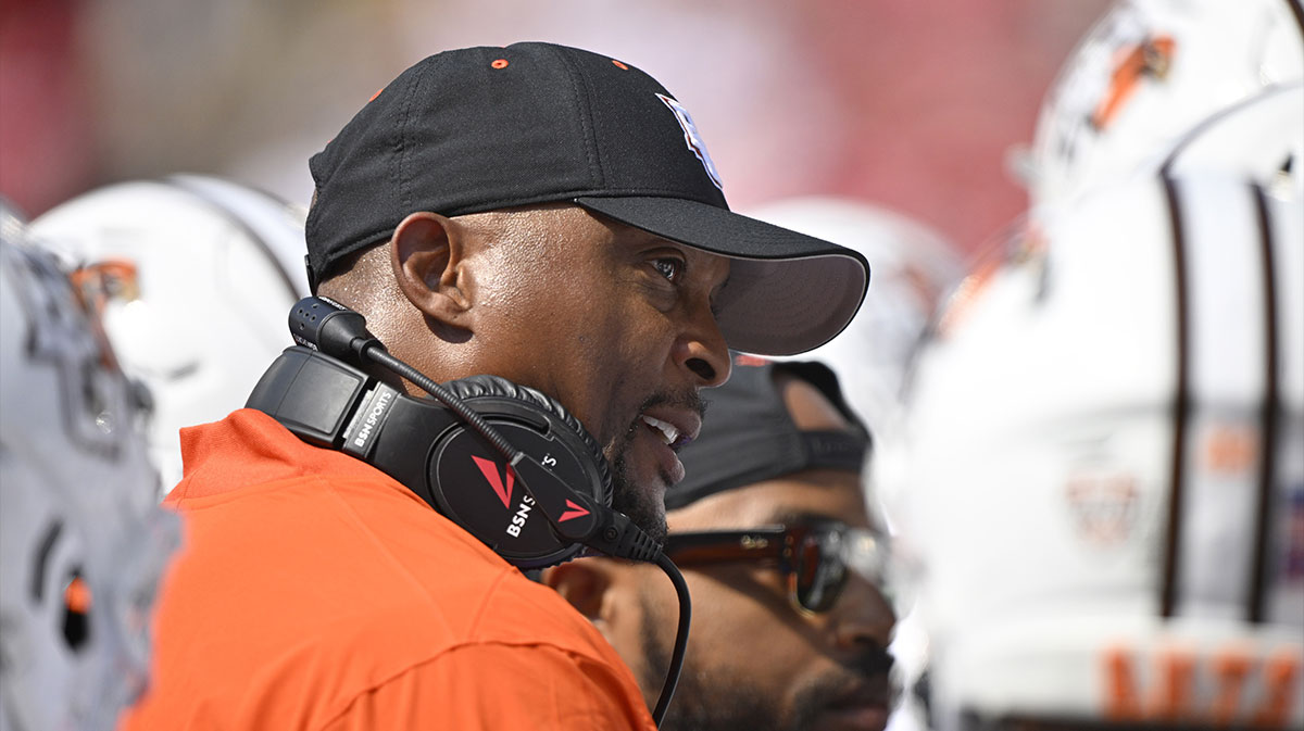 Bowling Green Falcons head coach Eddie George talks with his players during the first quarter against the Louisville Cardinals at L&N Federal Credit Union Stadium.