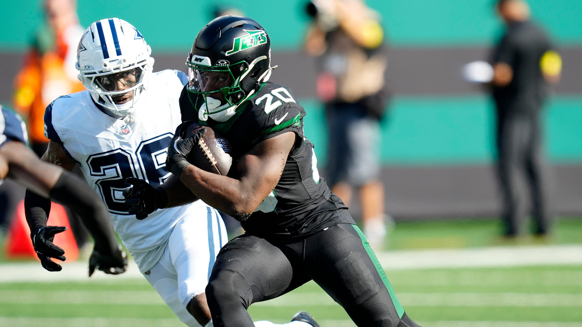 New York Jets running back Breece Hall (20), runs with the ball, Sunday, October 5, 2025.