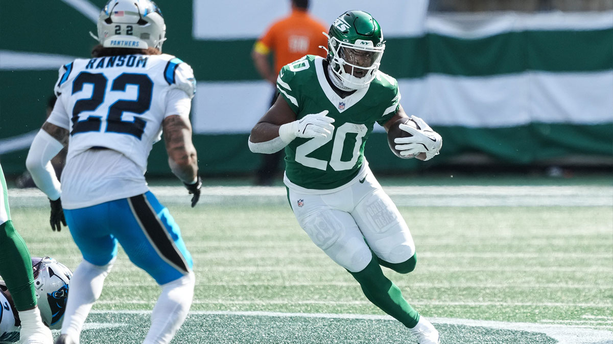 New York Jets running back Breece Hall (20) runs with the ball in the first quarter against the Carolina Panthers at MetLife Stadium. 