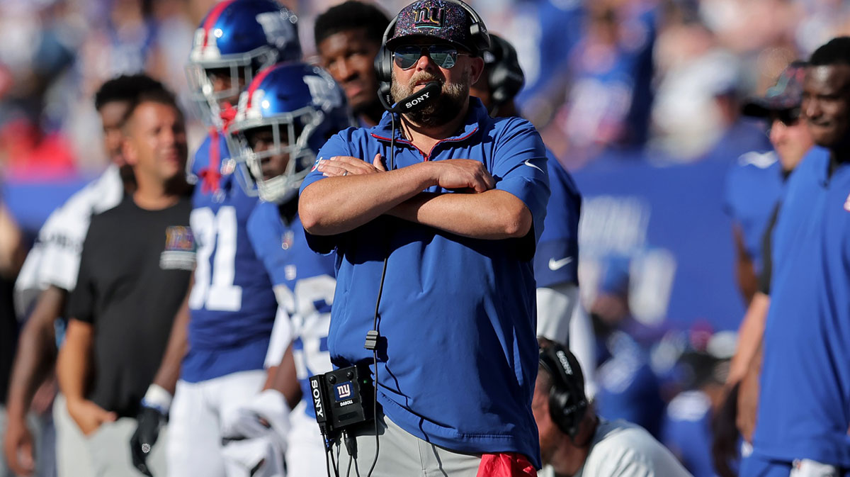 New York Giants head coach Brian Daboll coaches against the Los Angeles Chargers during the fourth quarter at MetLife Stadium.
