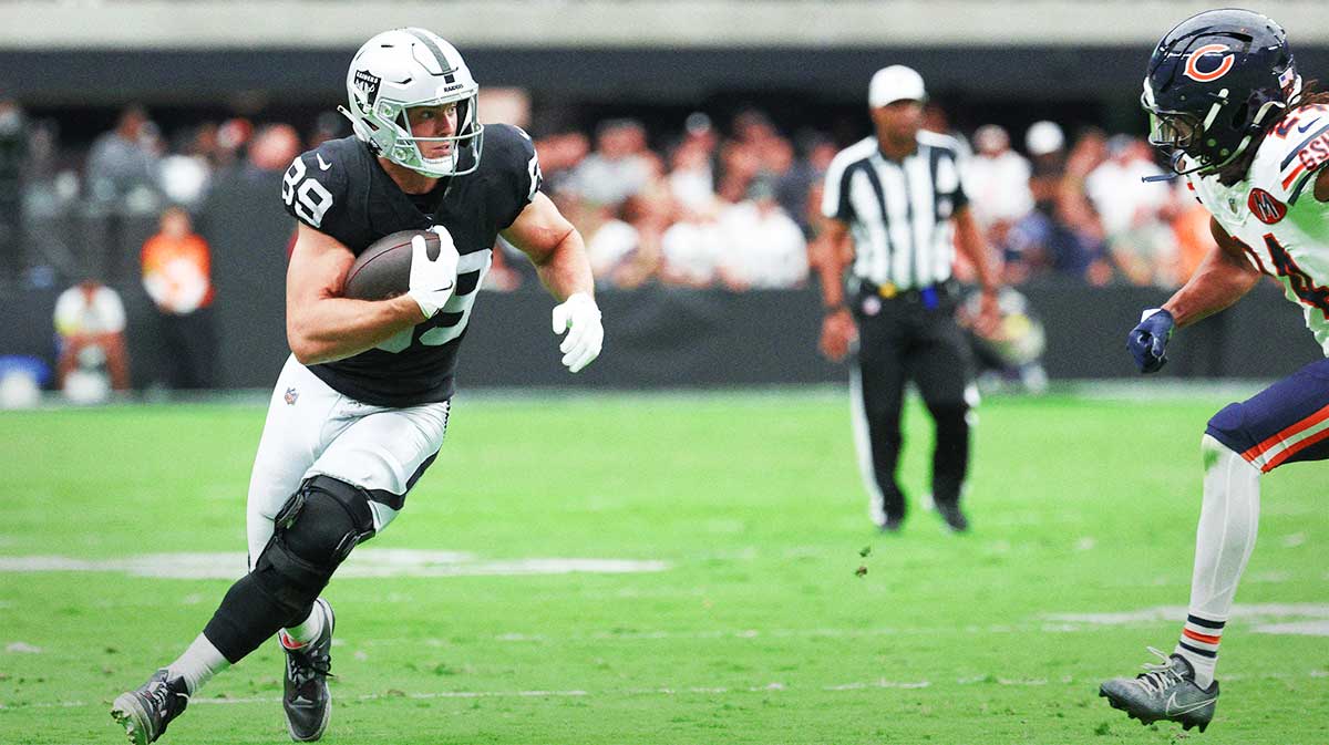 Las Vegas Raiders tight end Brock Bowers (89) runs the ball during the first quarter against the Chicago Bears at Allegiant Stadium.