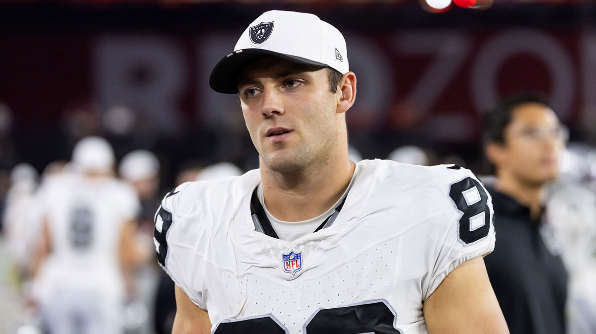 Las Vegas Raiders tight end Brock Bowers (89) against the Arizona Cardinals during a preseason NFL game at State Farm Stadium.