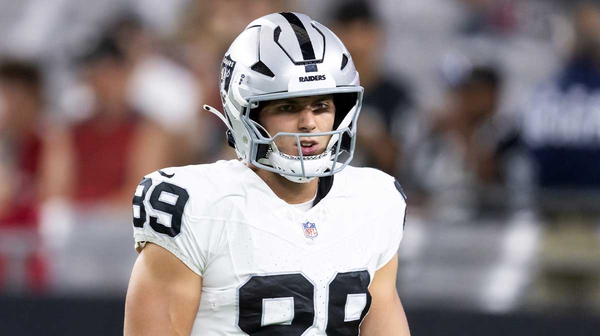 Las Vegas Raiders tight end Brock Bowers (89) against the Arizona Cardinals during a preseason NFL game at State Farm Stadium.