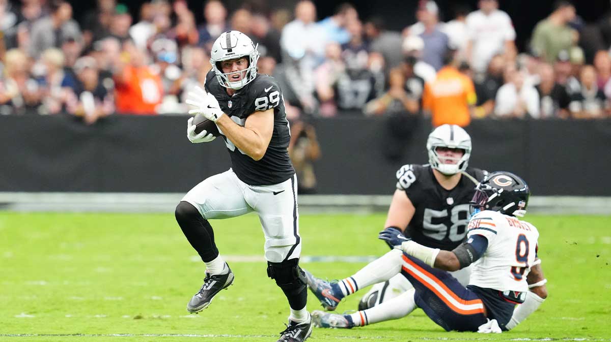 Las Vegas Raiders tight end Brock Bowers (89) runs the ball during the second half against the Chicago Bears at Allegiant Stadium.