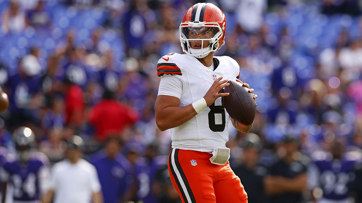 Cleveland Browns quarterback Dillon Gabriel (8) drops back to pass during the second half against the Baltimore Ravens at M&T Bank Stadium.