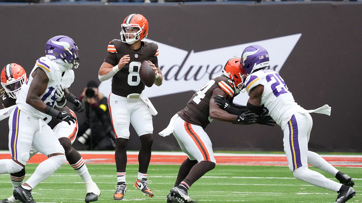 Cleveland Browns quarterback Dillon Gabriel (8) looks to pass the ball against the Minnesota Vikings during the second quarter of an NFL International Series game at Tottenham Hotspur Stadium.