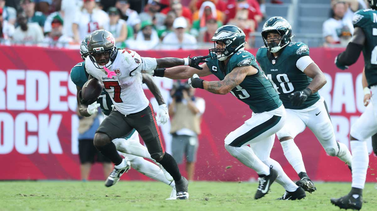 Tampa Bay Buccaneers running back Bucky Irving (7) runs the ball during the second half against the Philadelphia Eagles at Raymond James Stadium.